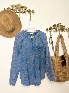 🆕Light Blue Gauze Button-Up Shirt L ptp 25” l 28”